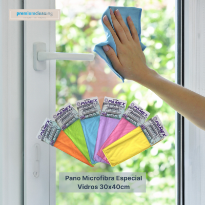 Panos de microfibra coloridos para limpeza de vidros em embalagem, mão a usar pano azul numa janela