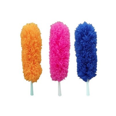 Espanadores de microfibra laranja, rosa e azul com cabos brancos, fundo branco