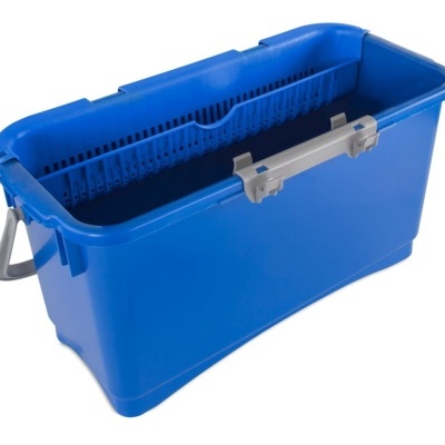 Recipiente azul com alça cinzenta e escorredor embutido