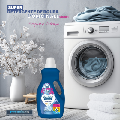 Detergente de roupa azul junto a máquina de lavar branca com toalhas brancas e planta em vaso branco