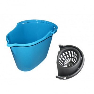 Balde azul de plástico e esfregona cinzenta com grelha