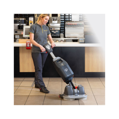 Mulher a limpar chão com máquina de limpeza profissional num café