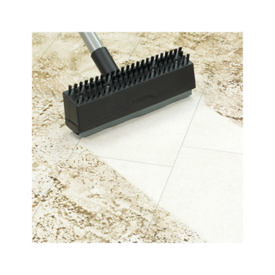 Escova de limpeza com cabo a limpar piso de azulejos brancos