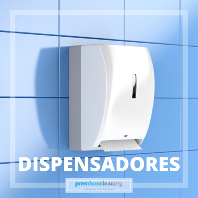 Dispensador branco de papel numa parede com azulejos azuis e texto promocional