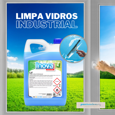 Recipiente azul 5L detergente para vidros Inova LV na janela aberta com paisagem verde