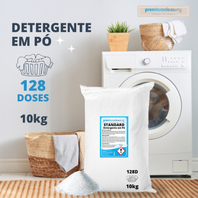 Saco de detergente em pó branco junto a máquina de lavar, cesto de vime e planta.