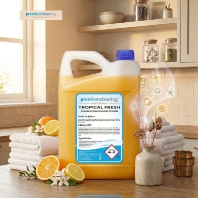 Recipiente amarelo de plástico com tampa azul e etiqueta do produto tropical fresh na cozinha
