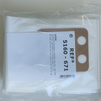 Pacote plástico com toalha branca e etiqueta com texto em português