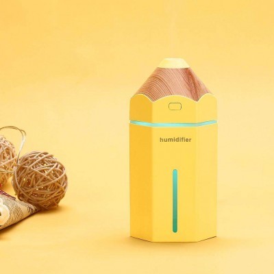 Humidificador amarelo em forma de lápis com topo em padrão de madeira, luz azul e texto