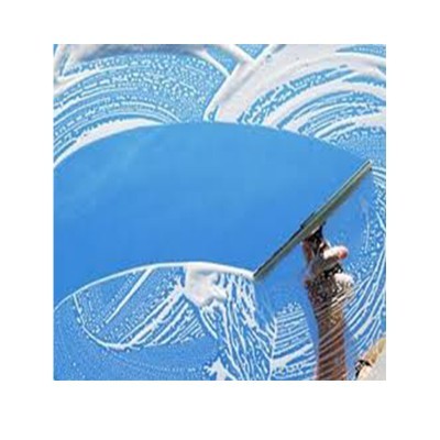 Limpa-vidros azul a limpar vidro com espuma de sabão