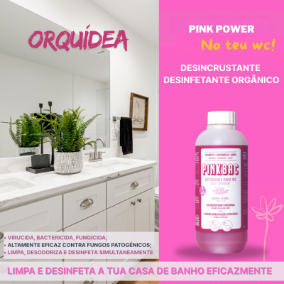 Frasco rosa do desinfetante orgânico PINKBAC em fundo rosa com casa de banho branca moderna ao lado