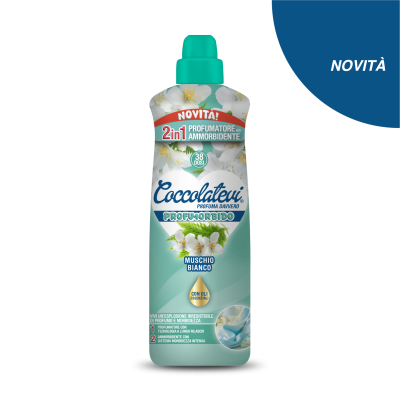 Frasco de amaciante e perfume para roupa Coccolatevi com flores brancas no rótulo