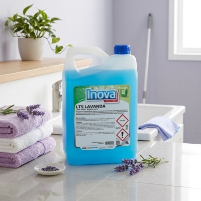 Recipiente plástico de detergente azul Inova LTS Lavanda 5L numa bancada com toalhas e lavanda.