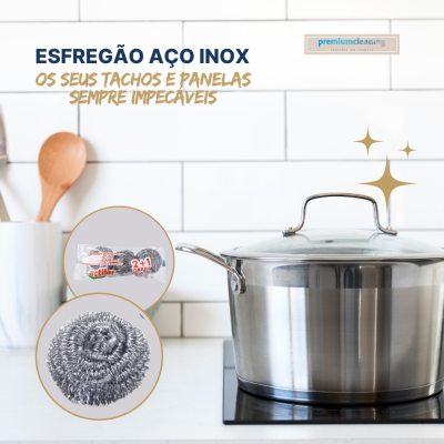 Tacho de aço inox com tampa de vidro numa cozinha moderna com utensílios de madeira e esfreção aço inox em destaque