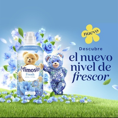 Frasco de amaciador Mimosin Fresh Azul Vital com urso e flores azuis sobre relva verde