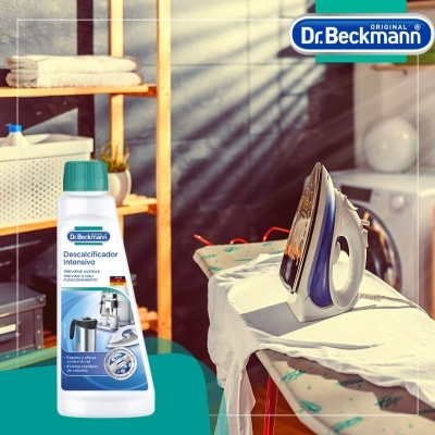 Ferro de engomar e frasco de Descalcificador Intensivo Dr. Beckmann junto a tábua de engomar
