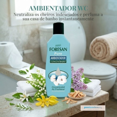 Frasco azul claro de ambientador FORESAN Pure na casa de banho com flores e toalhas