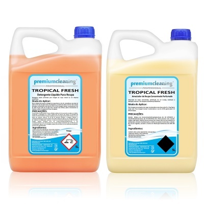 Dois frascos de detergente líquido para roupa laranja e amarelo com etiquetas e tampas azuis