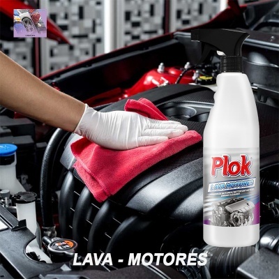 Frasco de produto Plok Lava Motores ao lado de motor de carro limpo com flanela vermelha