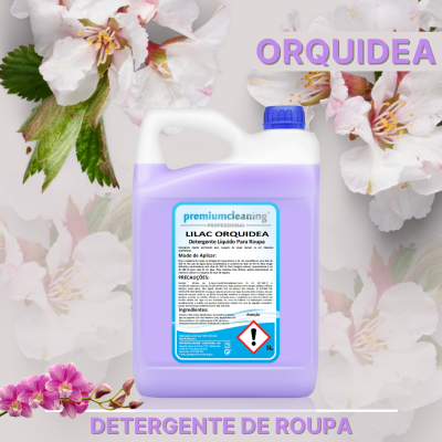 Recipiente lilás de detergente líquido para roupa com tampa azul e etiqueta detalhada