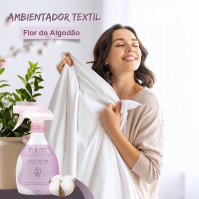 Spray ambientador têxtil RUUM Soft Cotton em frasco branco e rosa, mulher a cheirar tecido branco, planta verde ao lado