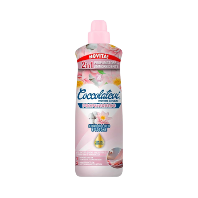 Frasco de amaciante e perfumador rosa claro com flores de lótus e algodão