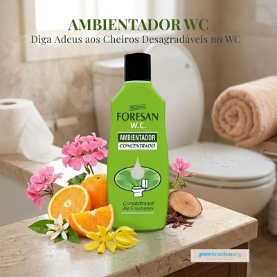 Frasco verde de ambientador FORESAN W.C. em bancada com flores e laranja junto a uma casa de banho