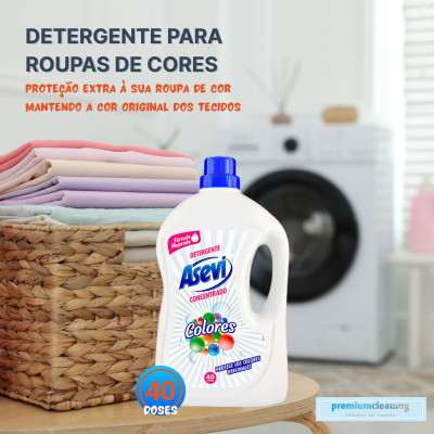 Detergente concentrado Asevi para roupas de cores com roupa dobrada e máquina de lavar ao fundo