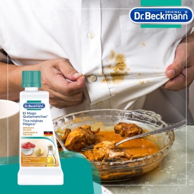 Camisa branca manchada de molho castanho ao lado de tigela de comida e produto Dr. Beckmann para tirar manchas