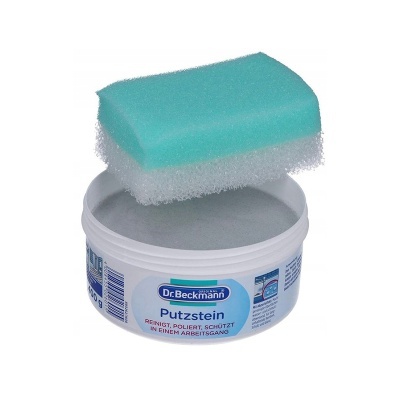 Produto de limpeza Dr. Beckmann Putzstein com esponja azul e branca