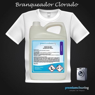 Galão de branqueador clorado com rótulo azul e branco à frente de uma t-shirt branca