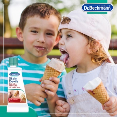Duas crianças a comer gelados ao ar livre com embalagem Dr. Beckmann Stain Devils Proteínas Ice Cream, Eggs visível.
