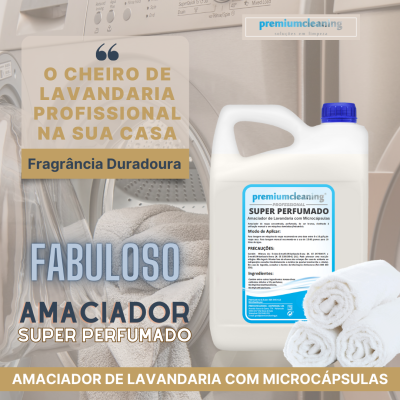 Garrafa de amaciador branco com tampa azul e rótulo azul e branco, ao lado de toalhas brancas enroladas, em frente a máquina de lavar roupa