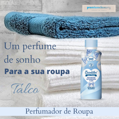 Perfume para roupa Cooolata Talco sobre toalhas azuis e brancas