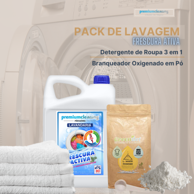 Pack de lavagem com detergente líquido e branqueador em pó diante de máquina de lavar roupa e toalhas brancas