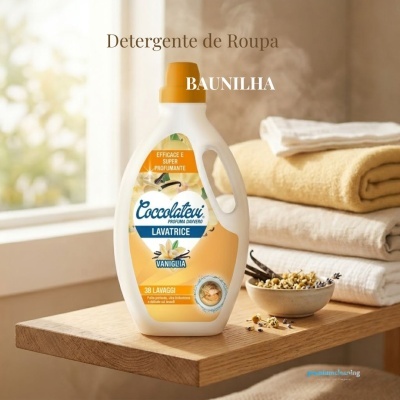 Detergente de roupa Coccolateu Lavatrice em embalagem branca com tampa laranja sobre mesa de madeira com toalhas e flores secas