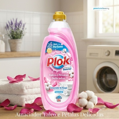 Amaciador de roupa rosa Plok Talco e Pétalas Delicadas com toalhas e pétalas ao redor