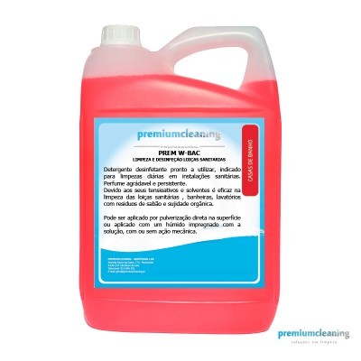 Recipiente plástico com líquido vermelho e rótulo de detergente desinfetante