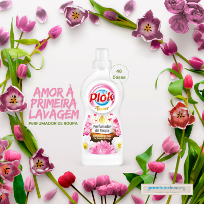 Frasco branco de perfumador de roupa Plok Flower rodeado por flores rosas