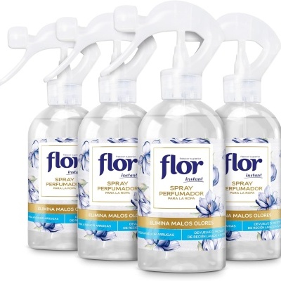 Quatro frascos de spray perfumador Flor com pulverizador branco e rótulo com flores azuis