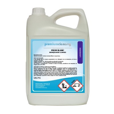 Recipiente de plástico branco com etiqueta azul de branqueador clorado para lavandaria