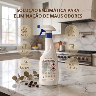 Frasco branco com spray azul de solução enzimática para maus odores numa cozinha moderna com bancada de mármore.