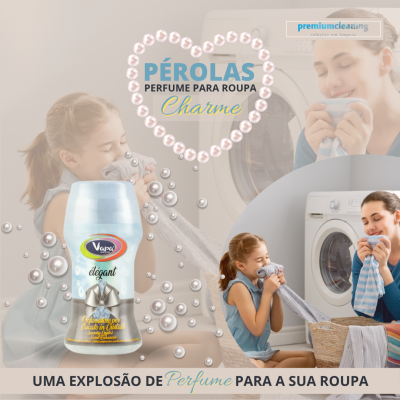 Perfume para roupa Vapa elegant azul claro e branco com laço cinzento junto a mãe e filha cheirando roupa lavada