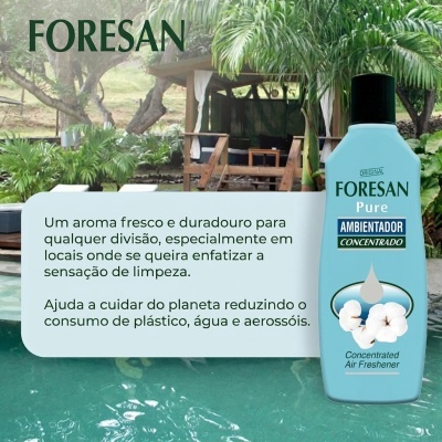 Frasco azul claro de ambientador FORESAN Pure ao lado de texto em português sobre aroma e sustentabilidade, fundo piscina e jardim tropical