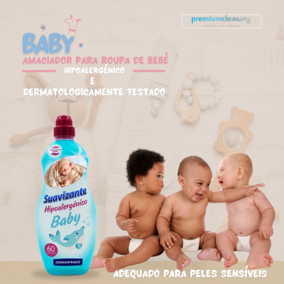 Frasco azul de amaciador para roupa de bebé com texto e três bebés sentados ao fundo