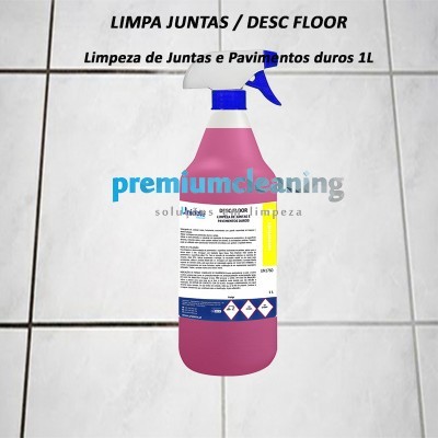 Frasco pulverizador rosa para limpeza de juntas e pavimentos sobre pavimento de azulejos.