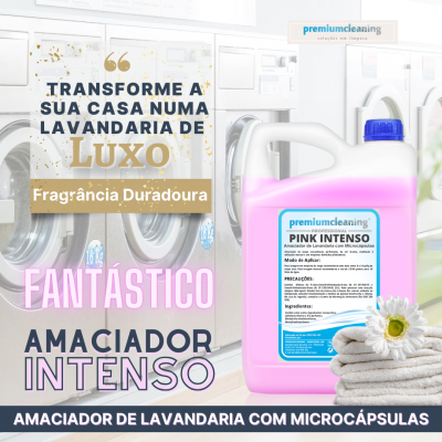 Garrafão de amaciador rosa com etiqueta azul e branca em lavandaria com máquinas