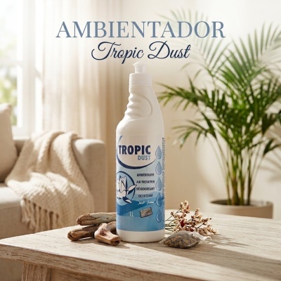 Frasco de ambientador Tropic Dust branco com rótulo azul sobre mesa de madeira em ambiente interior