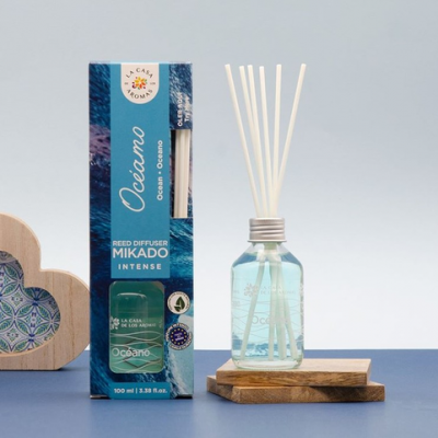 Difusor de varetas Mikado Intense Oceano em embalagem azul com garrafa transparente e varetas