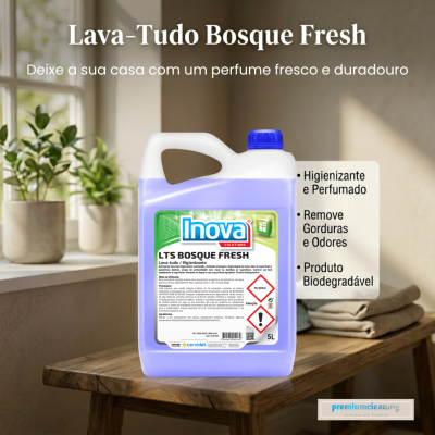 Recipiente plástico de lava-tudo azul com etiqueta Inova Bosque Fresh em mesa de madeira e plantas ao fundo
